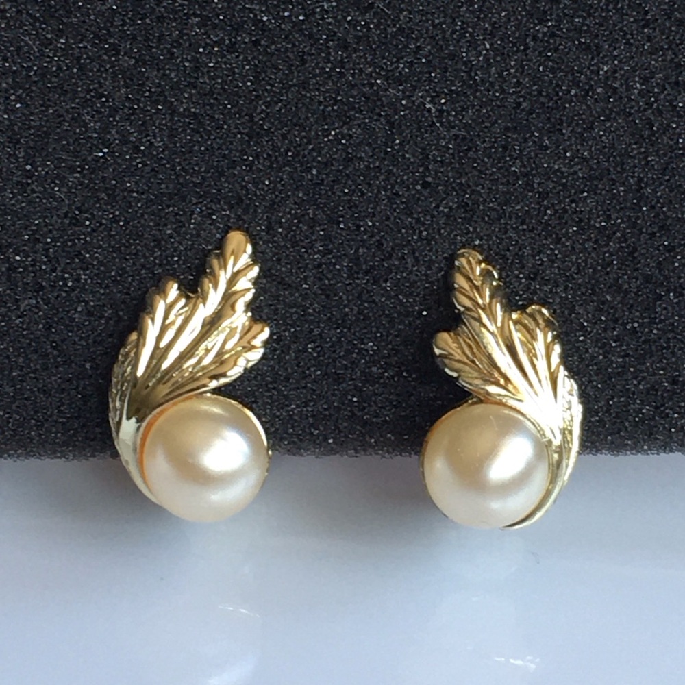 Vintage Marvella Gold Tone Clip On Earrings With Faux Pearl 3/4”